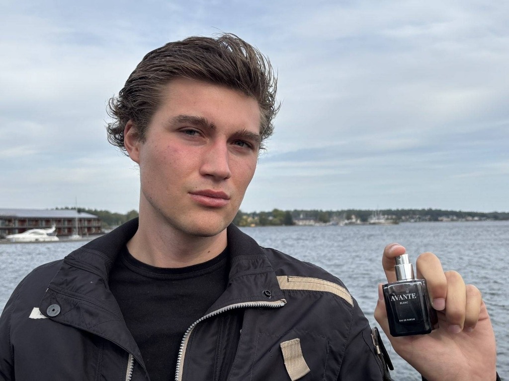 Holding Avante Blanc by the water